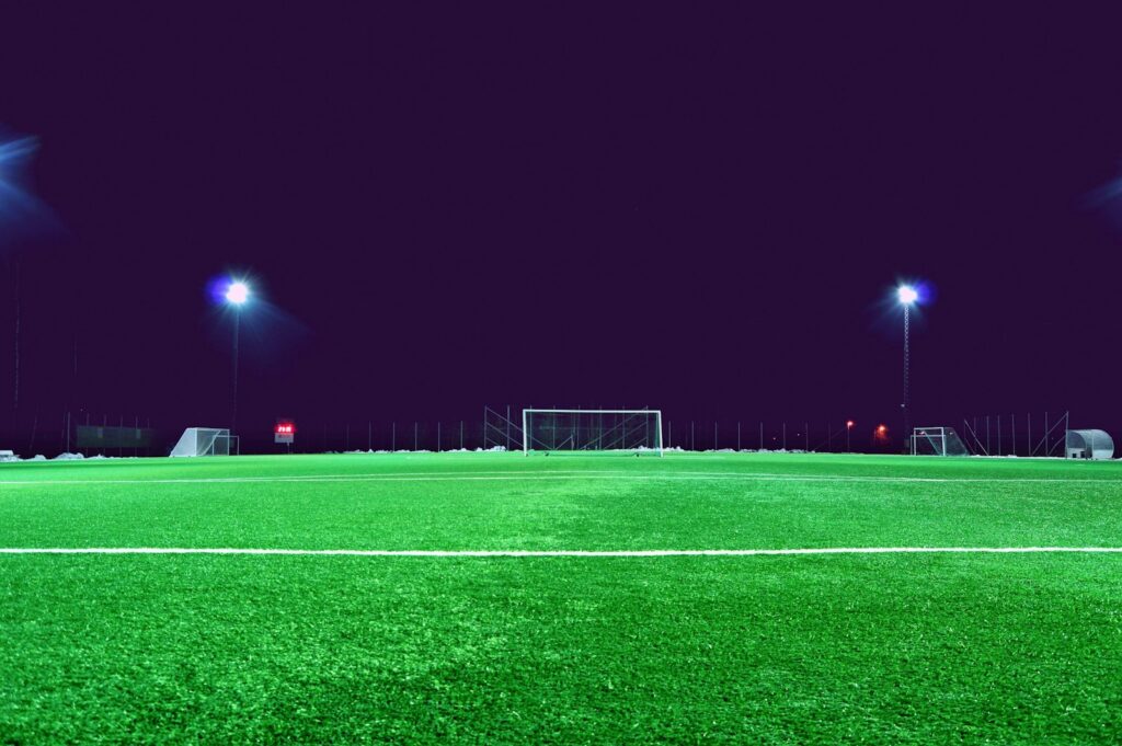 Amateurvoetbalveld met doel en reclameborden langs de lijn