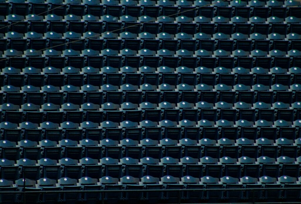 Lege bestuurstribune met stoelen in een voetbalstadion