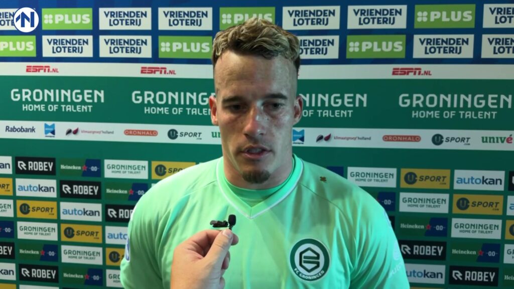 Etienne Vaessen in keepersshirt van FC Groningen tijdens een interview na de wedstrijd