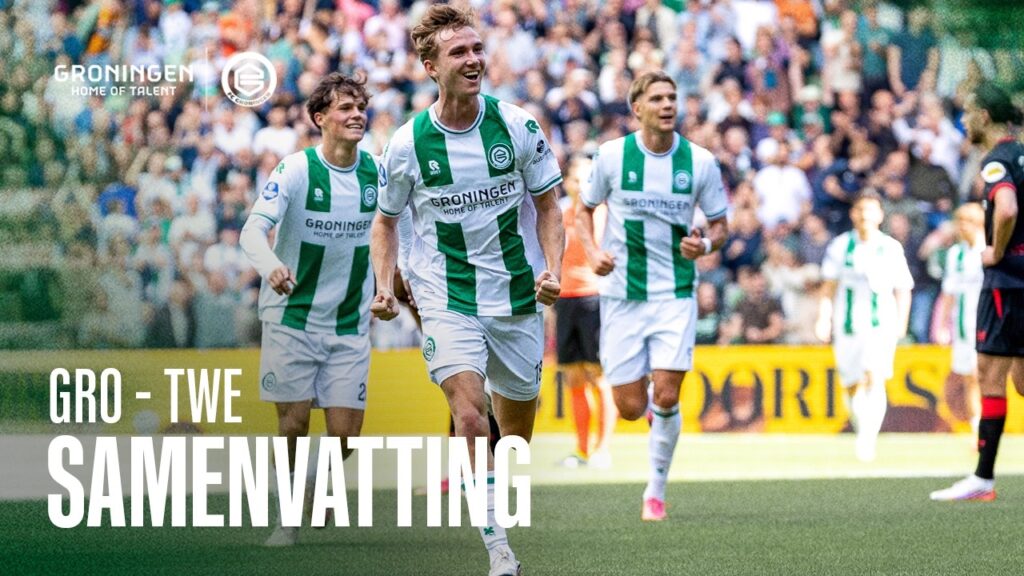 Spelers in groen-wit shirt juichen na een doelpunt in een vol stadion