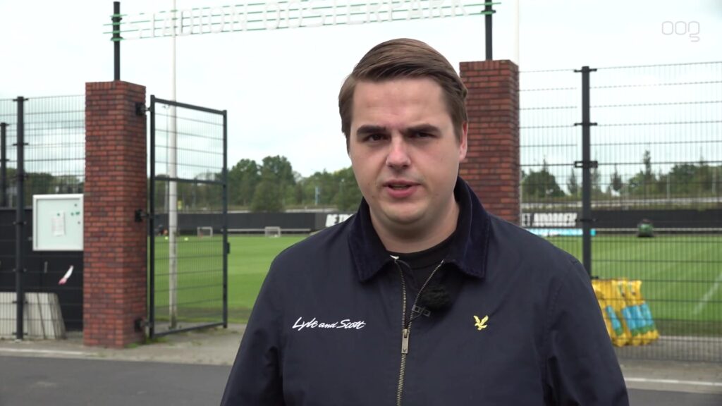Maker van de podcastserie Groen Licht in gesprek met OOG bij de poort van Stadion Oosterpark