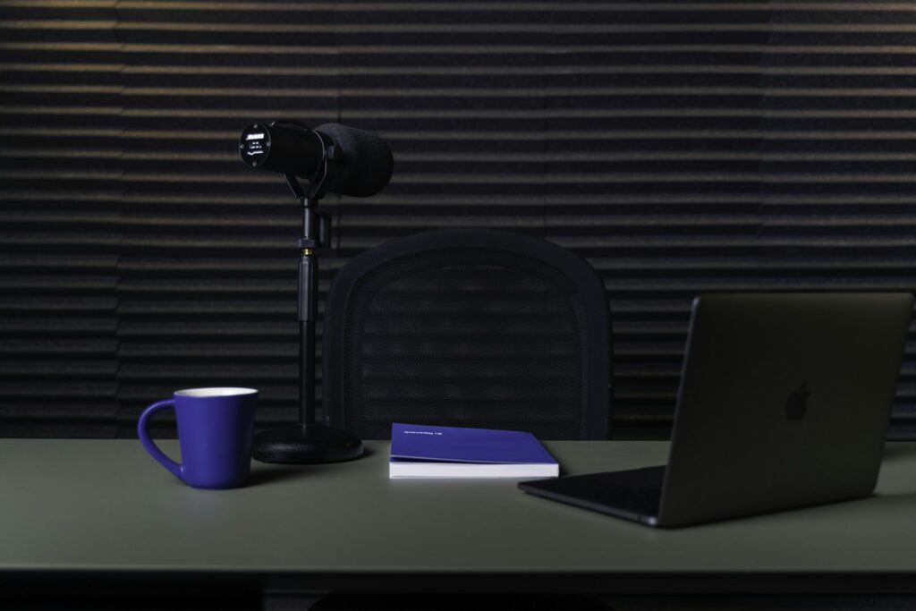 Microfoon en koptelefoon op tafel bij een podcastopname