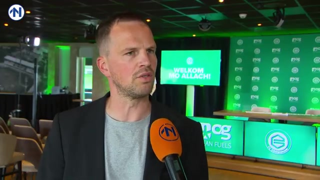 Algemeen directeur Frank van Mosselveld van FC Groningen in gesprek met RTV Noord