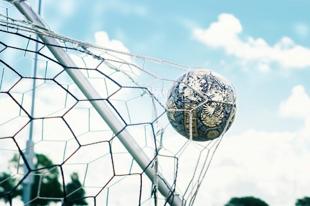 Voetbal in het net van een doel tijdens een wedstrijd