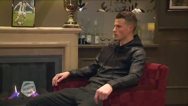 Hans Hateboer als jonge speler van FC Groningen in gesprek voor de clubcamera