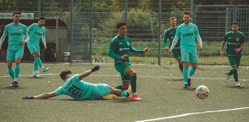 Rechtsback in groen-wit tenue aan de bal langs de zijlijn