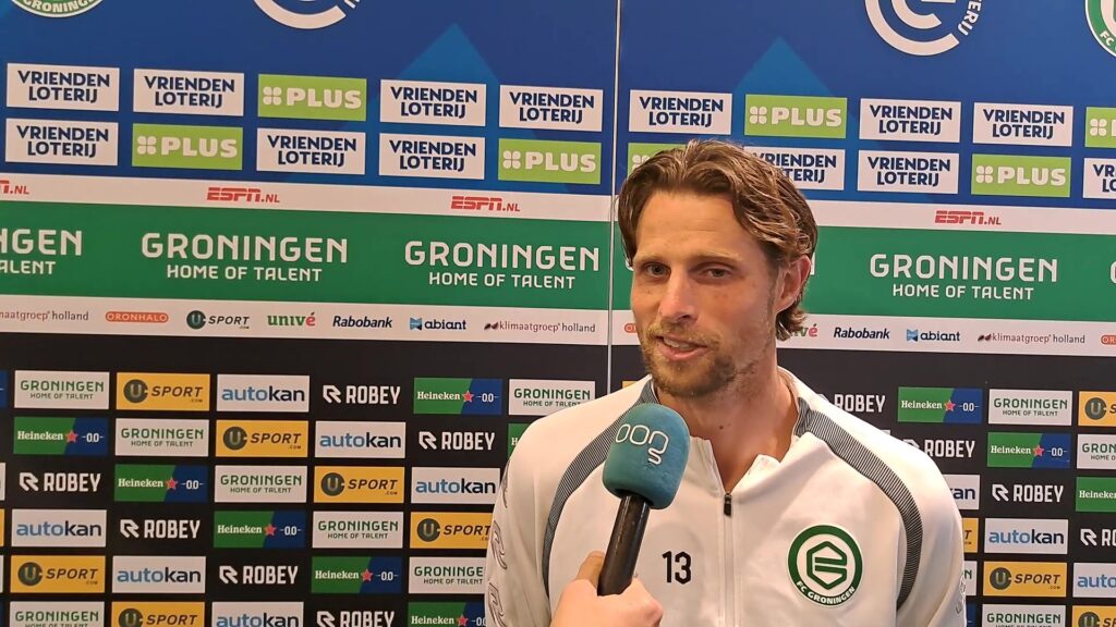 Hans Hateboer in trainingsjack van FC Groningen tijdens een interview