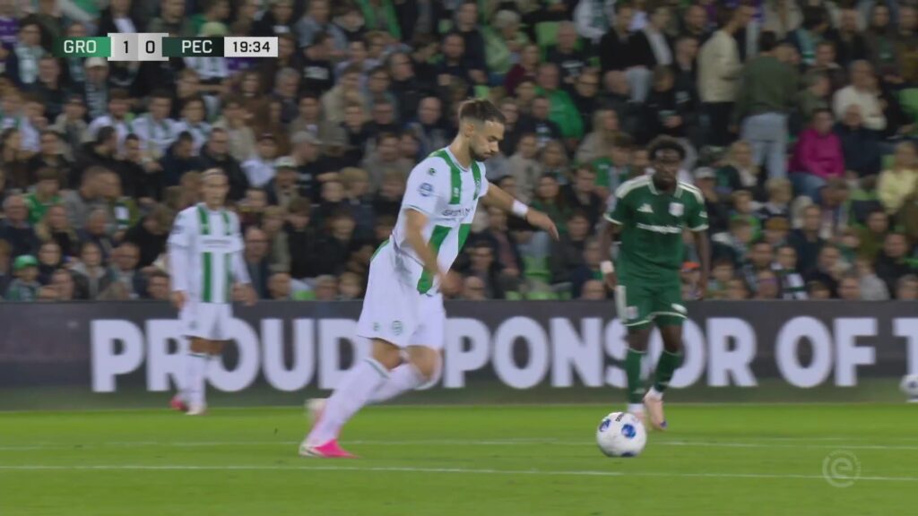 Speler van FC Groningen aan de bal in een volle Euroborg