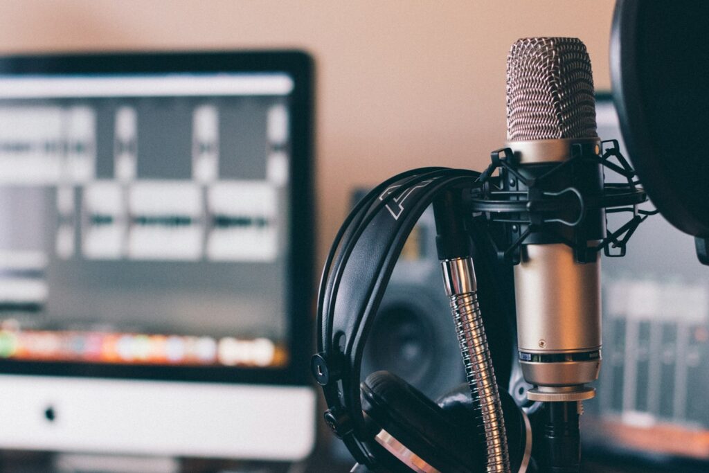Microfoon en koptelefoon in een podcaststudio