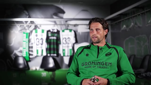 Hans Hateboer in de kleedkamer van FC Groningen na zijn terugkeer