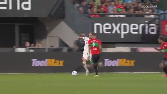 Speler van N.E.C. in het rood-groene shirt aan de bal tijdens een Europese avond in Nijmegen