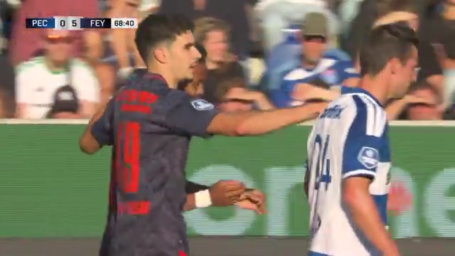 Spelers van PEC Zwolle tijdens de thuisnederlaag tegen Feyenoord met de stand 0-5 in beeld