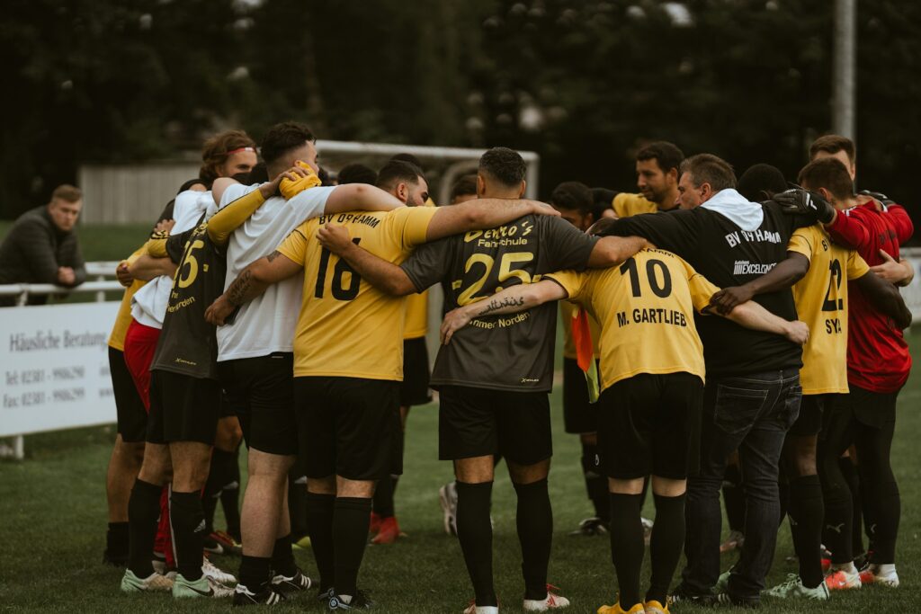 Groen-witte spelers verzamelen zich op het veld voor de aftrap