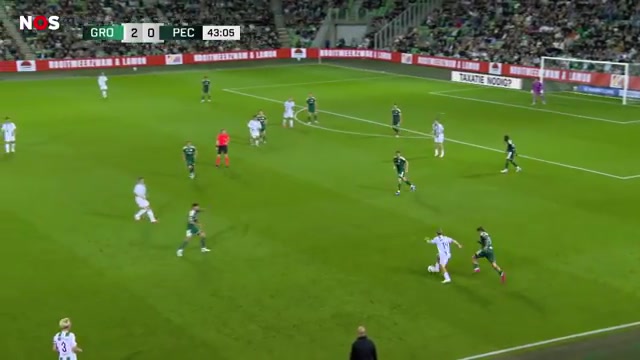 Spelmoment in de Euroborg met de stand 2-0 op het scorebord