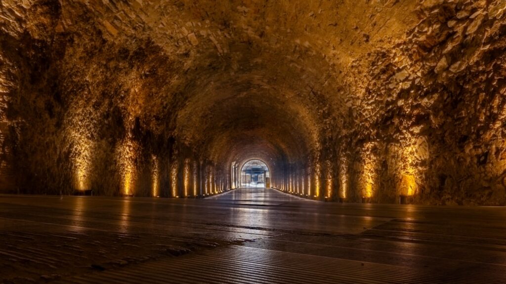 Spelerstunnel van een groot voetbalstadion voor een Europese avond