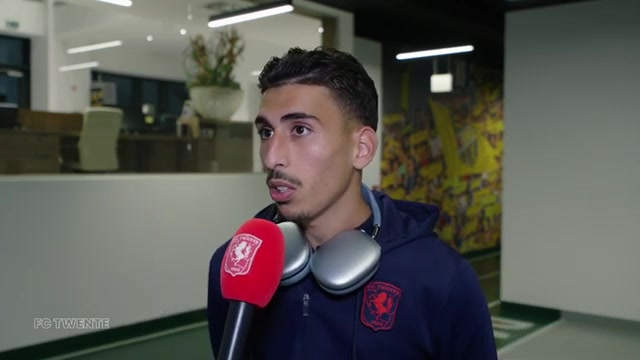 Younes Taha tijdens een interview bij FC Twente