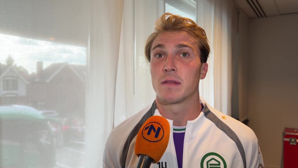 Jorg Schreuders in het trainingsjack van FC Groningen geeft een interview aan RTV Noord