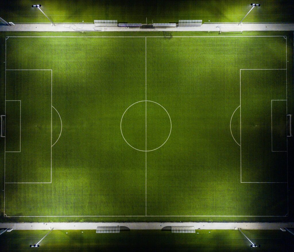 Verlaten voetbalveld met verse belijning in het late licht