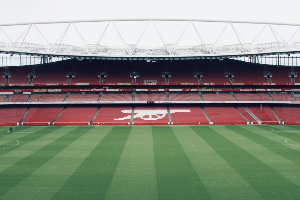 Groen-witte tribune in een voetbalstadion tijdens een avondwedstrijd