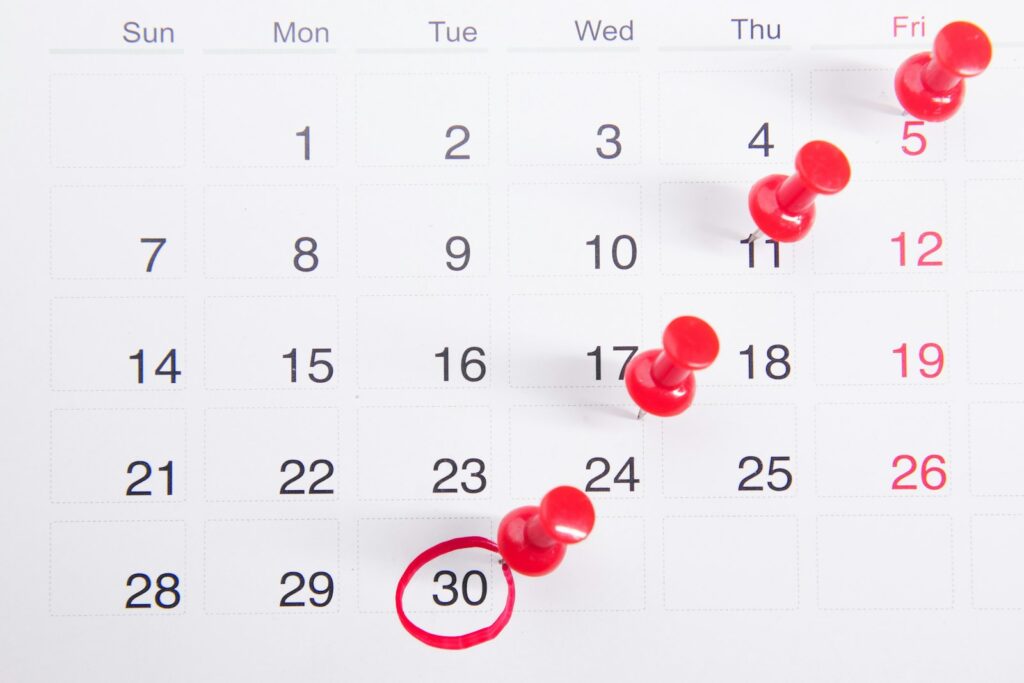 Wandkalender met de dagen van september op een lichte muur