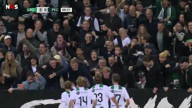 Spelers van FC Groningen vieren de 3-0 voor een juichende tribune in de Euroborg