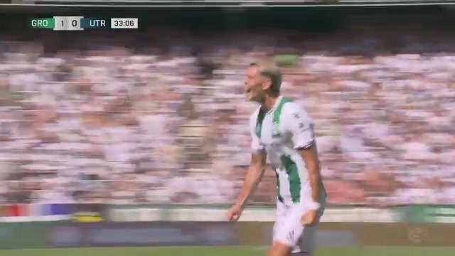 Een aanvaller van FC Groningen in het groen-witte shirt schreeuwt het uit na een doelpunt in Euroborg