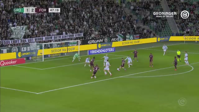 Spelmoment uit FC Groningen tegen Fortuna Sittard met de stand 1-2 in beeld