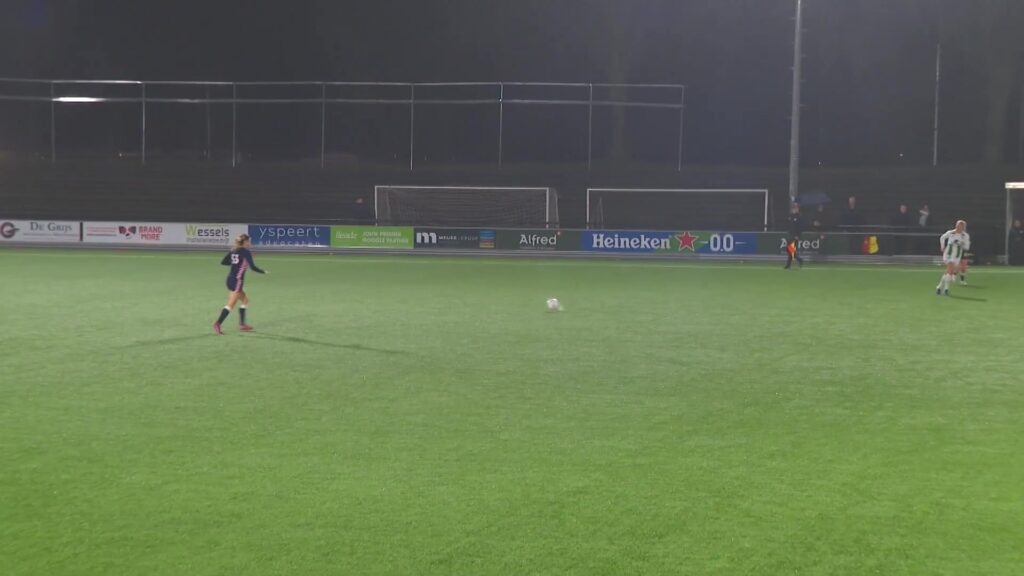 Speelster van FC Groningen Vrouwen in het groen-witte shirt tijdens een avondwedstrijd op Stadion Esserberg