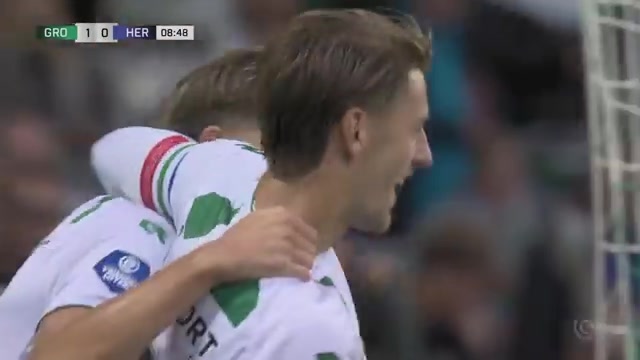 Spelers van FC Groningen in het groen-witte thuisshirt vieren een doelpunt in Euroborg