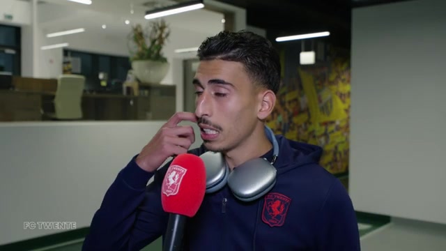 Younes Taha staat een interviewer te woord na een wedstrijd van FC Twente
