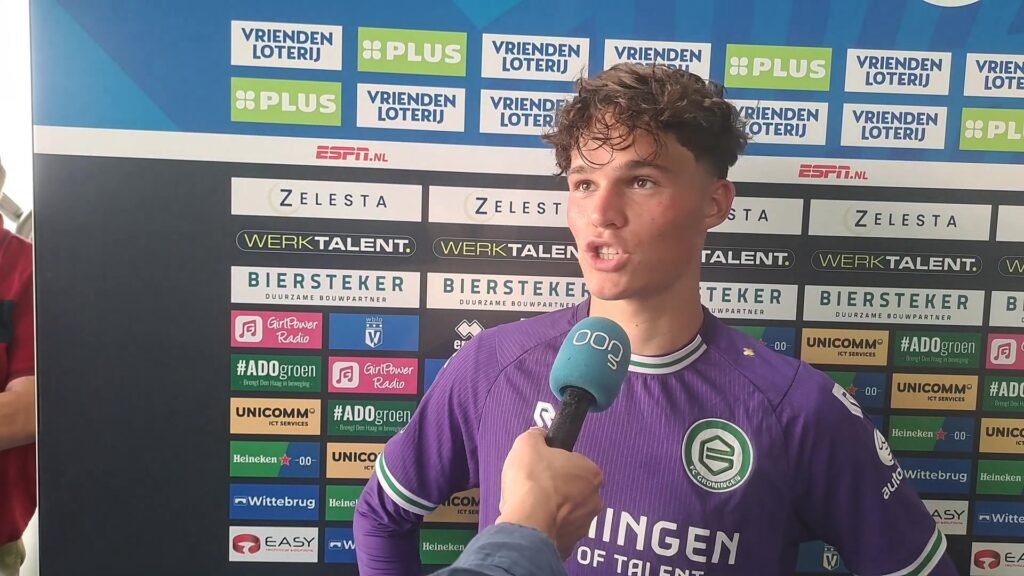 Thom van Bergen tijdens een interview in Groningen-tenue