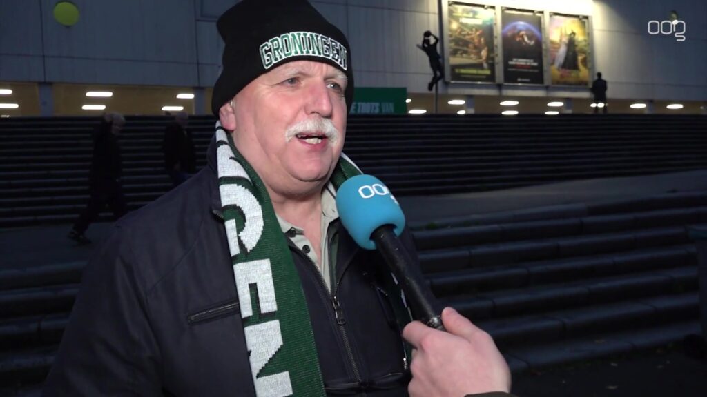 Supporter bij Euroborg geïnterviewd met een OOG-microfoon