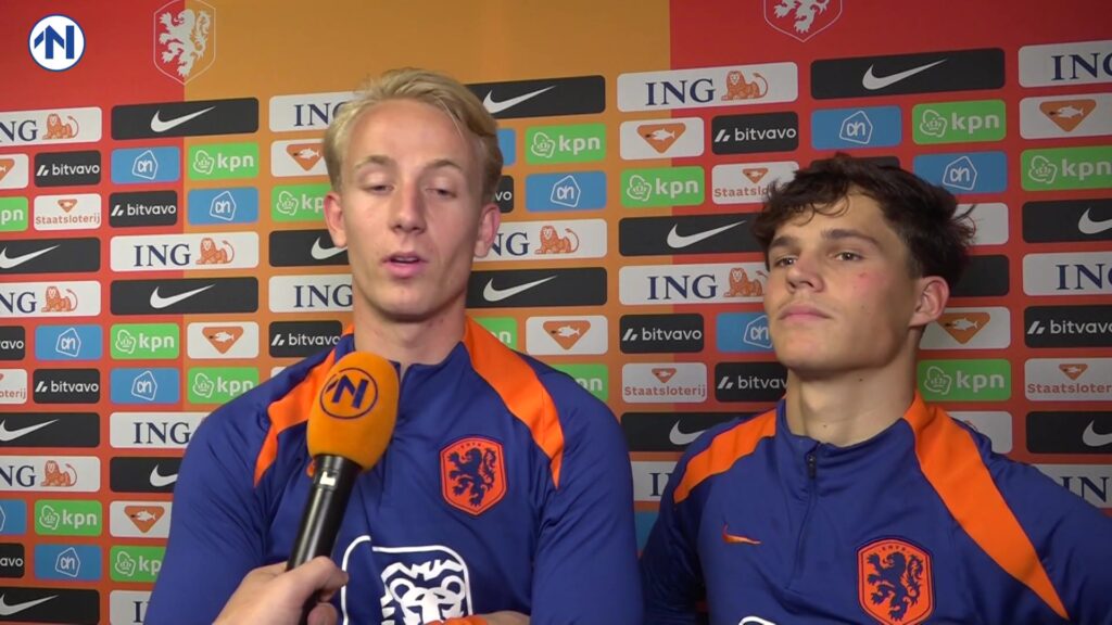 Thijmen Blokzijl links tijdens een interview in Jong Oranje-kleding