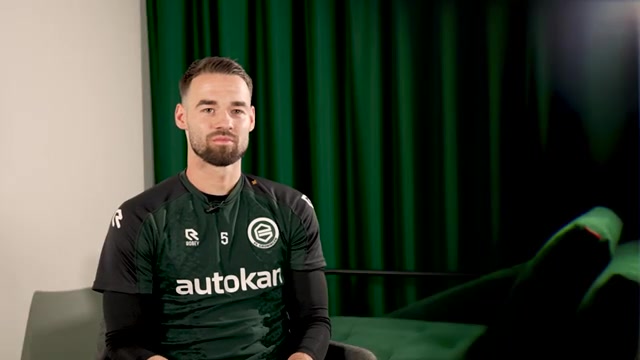 Marco Rente tijdens een eerder interview bij FC Groningen. Archiefbeeld.