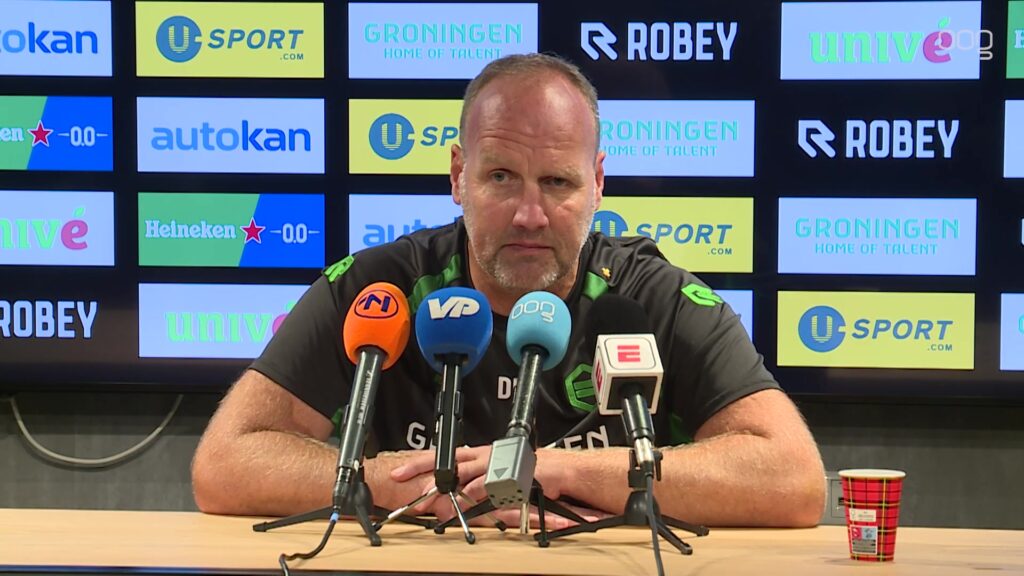 Dick Lukkien tijdens een interview over FC Groningen