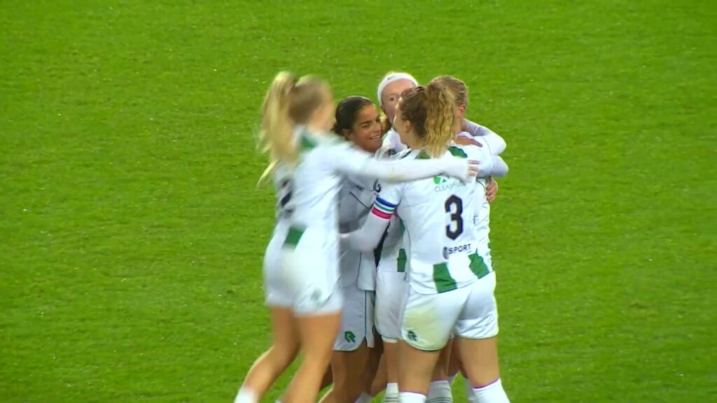 Speelsters van FC Groningen Vrouwen vieren een doelpunt tijdens een eerdere wedstrijd in Euroborg.