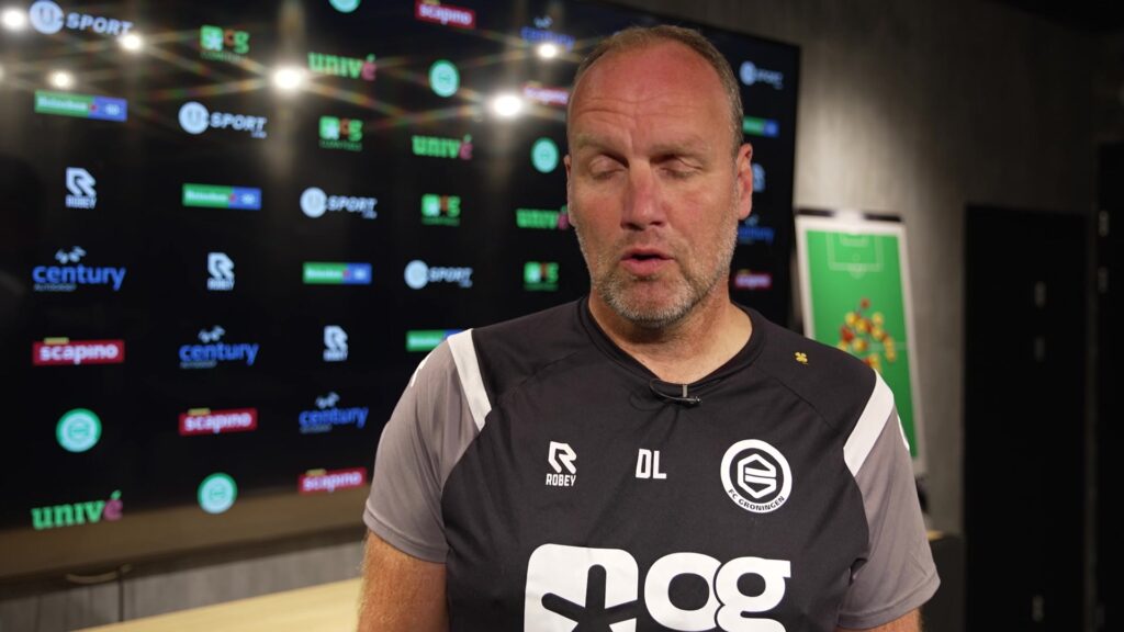 Dick Lukkien tijdens een eerdere voorbeschouwing bij FC Groningen